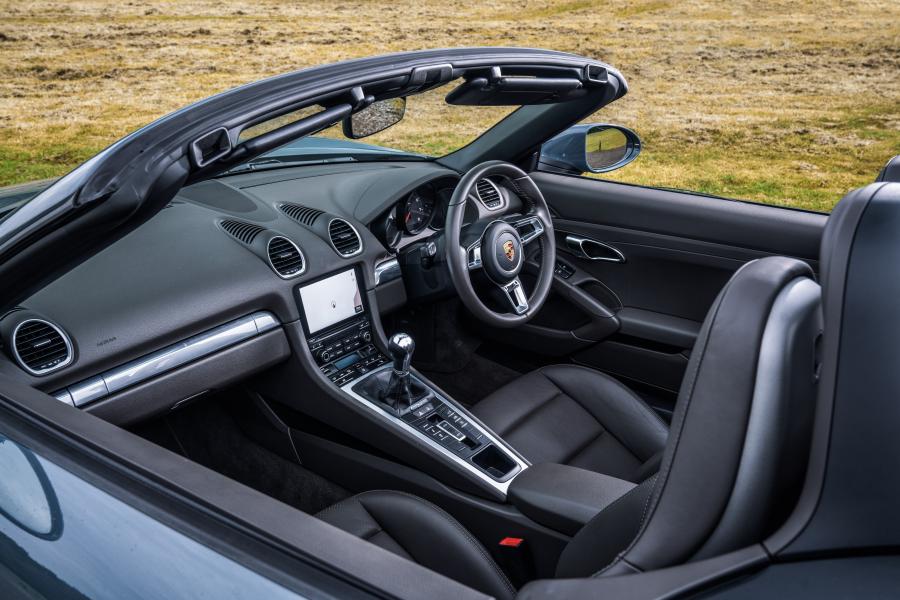 Интерьер Porsche 718 Boxster 2016 года  (UK) (фото 17 из 30)